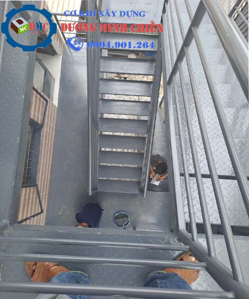 Mẫu cầu thang sắt thoát hiểm